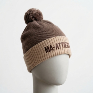 Bonnet en tricot personnalisé marron crème avec pompon, chaud pour l'hiver, à revers, avec logo brodé - Product Image 3