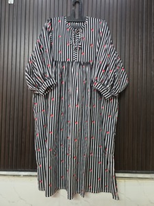 Robe courte trapèze à manches longues pour femme, motif cœurs rayés noir et blanc, col noué, poignets à volants - Product Image 1