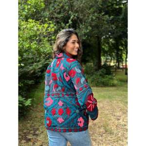 Veste en coton Suzani faite à la main pour femme, bleue, brodée de fleurs, style bohème ethnique, fournisseur en gros - Product Image 1