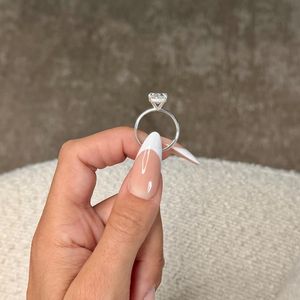 Anillo de Compromiso de Oro con Diamante Cultivado en Laboratorio de Corte Ovalado de 3.10 Quilates para Mujer |   Anillo de boda solitario con halo oculto |   Lujoso para Novias - Product Image 5