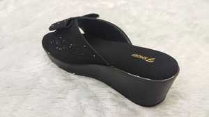 Sandales à enfiler confortables pour femmes, noires, à bout ouvert, ornées de cristaux et d'un nœud, style chic, vente en gros - Product Image 2