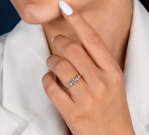 Bague de fiançailles classique à cinq pierres en diamant de laboratoire 0,86 CT VVS2 couleur F, or 14 carats plaqué rhodium, options jaune/rose - Product Image 6