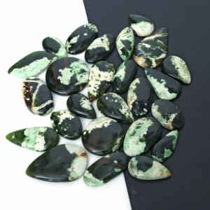 พลอยคาลซิโดนีสีเขียวโครมธรรมชาติแบบขายส่ง คุณภาพสูง เปลี่ยนสีได้ แบบหลังแบน สำหรับทำเครื่องประดับเงิน - Product Image 4