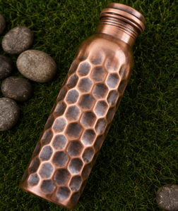 Carafe en cuivre mat gaufré géométrique de luxe, motif nid d'abeille martelé, design minimaliste, en cuivre pur - Product Image 5