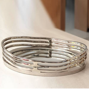 Plateau de service long noir avec poignée élégante et boule dorée, idéal pour la décoration moderne de cuisine et salle à manger, et pour les fêtes. - Product Image 3