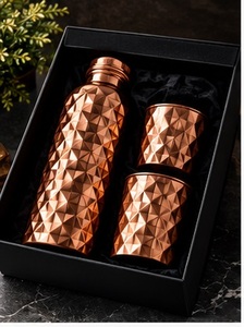 Juego de 3 Piezas de Botella de Agua de Cobre Artesanal con Diseño Acanalado y 2 Tazas con Tapa, Moderno y Portátil, en Caja de Regalo - Product Image 4