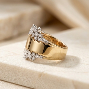 Anillo de compromiso y aniversario de lujo para mujer, de oro amarillo, con diamante de laboratorio de talla marquesa de 10K, certificado, banda ancha tipo cigarro flotante - Product Image 3