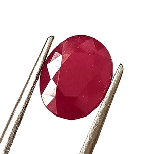 Pierre précieuse naturelle en rubis africain de 4,20 carats, taille ovale, facettée, non montée - Product Image 3
