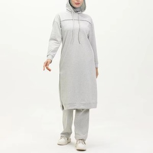 Ensemble de sport modeste personnalisé pour femmes avec fermeture éclair et poches, ensemble de gym musulman à séchage rapide, tenue de sport musulmane pour femmes - Product Image 1