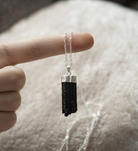 Collier pendentif en tourmaline naturelle brute, plaqué or, argent, or rose, bijoux en pierres précieuses, cadeau chrétien pour la vie quotidienne - Product Image 1