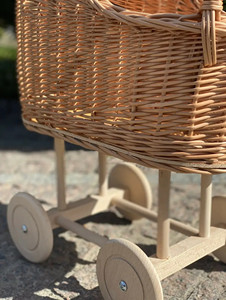 Cochecito de bebé de ratán tejido con marco de madera y ruedas, diseño rústico para niños, uso duradero en exteriores - Product Image 2