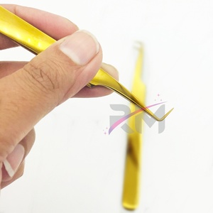 Pinza para Pestañas RMI Profesional Tipo Cincel, Recubierta de Oro, Acero Inoxidable Antibacteriano, Ligera, con Punta Serrada - Product Image 6