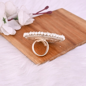 Bague ajustable grande taille style bohème avec motif floral, pierres œil-de-chat blanches et perles - Product Image 6