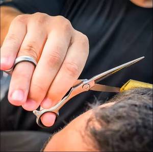 Ciseaux de coiffure professionnels en acier inoxydable, lame tranchante, pour droitiers, manche moyen - Product Image 4