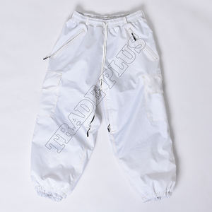 Pantalon de neige noir ample pour homme avec piping réfléchissant en forme d'étoile, design cargo chaud et isolé pour le ski, bas cintré et guêtres - Product Image 1