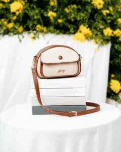 Elegante Bolso Kyna para Mujer, Estilo Bandolera, Cuero Sintético Premium con Textura Satinada y Logotipo Dorado - Product Image 1