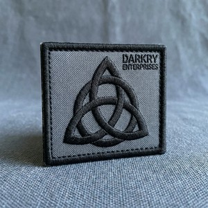 Écusson thermocollant personnalisé brodé à la machine, symbole religieux Alpha et Oméga, fond beige, badge rectangulaire pour vêtements et vestes - Product Image 1