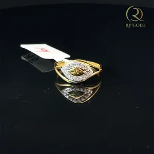 Bague élégante en or avec design ovale et halo de pierres étincelantes, bijou élégant pour femme, idéal pour les fiançailles et les mariages. - Product Image 1