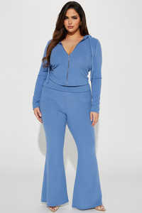 Conjunto Deportivo Y2K para Mujer con Pedrería, Sudadera con Capucha y Pantalones Acampanados - Product Image 5