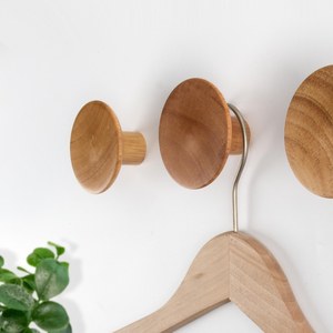 Porte-manteau mural en bois à un seul niveau, barre ronde à crochets, organisateur de vêtements moderne et écologique pour entrée et chambre - Product Image 1