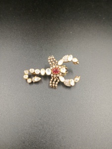 Broche en argent plaqué or SM-851 de Amaira Jewels, design insecte Scorpion avec zircone cubique et pierre rouge, pour femme, bijoux cadeau - Product Image 3