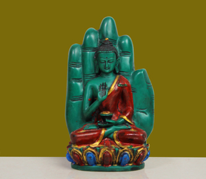 Estatua de Buda de Resina Verde Hecha a Mano sobre Base de Mano de Palma |   Figura de Buda con la Bendición Mudra de Abhaya |   Escultura de Buda Meditando - Product Image 4