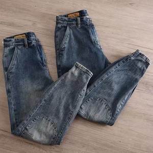 Jeans personnalisés en gros pour hommes, style streetwear hip-hop, à ourlet brut, coupe ample, délavés par le soleil, bleu foncé, jambe large et droite - Product Image 1