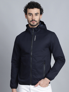 Herren Leichte Bikerjacke aus 100% Baumwolle in Marineblau, mit Kapuze und Reißverschlussdetail, langen Ärmeln, geradem Saum und zwei Vordertaschen. - Product Image 1