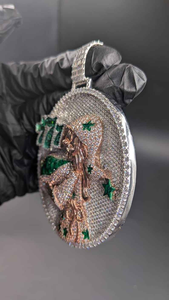 Collar con Colgante Personalizado con Incrustaciones de Circonitas Verdes, Medallón Redondo con Alas, Estilo Hip Hop, Joyería de Lujo, Regalo - Product Image 5