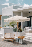 Parasol de luxe fait main en macramé et corde de coton avec franges et pompons pour terrasse extérieure, cour ou usage hôtelier