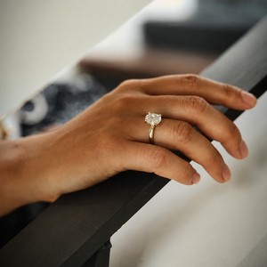 Anillo de Compromiso de Oro Amarillo de 18K con Moissanita de Cuatro Puntas, Anillo de Boda con Forma Ovalada - Product Image 4