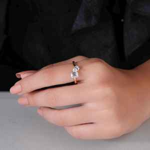 Anillo Toi et Moi con Esmeralda Cultivada en Laboratorio y Diamante Corte Pera para Mujer, Oro Sólido de 14K, Regalo de Compromiso Moderno para Novias - Product Image 3