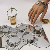 Bracelet à breloques exclusif fait à la main en acier inoxydable inspiré de la mode offrant une harmonie d'espoir-Design unique disponible uniquement dans notre magasin
