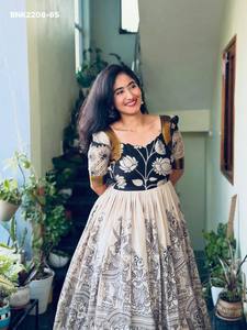 ชุดเดรส Anarkali ยาวระดับข้อเท้า ลายดอกไม้พิมพ์ลายและขอบผ้าทอ สำหรับงานเทศกาล  ผู้ส่งออกแฟชั่นสตรี ผู้ผลิตจากอินเดีย - Product Image 3