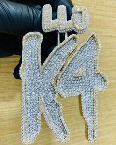 จี้เพชรโมอิสซาไนต์ VVS เงินแท้ 925 แบบกำหนดเองได้ ตัวอักษร ตัวเลข ชื่อ หรือโลโก้ พร้อมห่วงจี้แบบสั่งทำ - Product Image 1