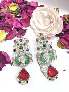 Pendientes de lujo con acabado plateado y circonitas de la mejor calidad para mujeres y niñas, ideales para looks de noche y fiestas. - Product Image 2