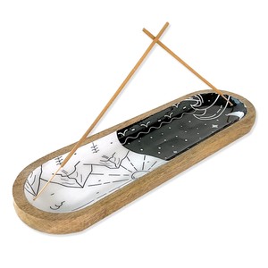 Hermosa bandeja de incienso de madera con grabados celestiales que sostiene dos varillas de incienso de forma segura en una configuración de cruz. - Product Image 3