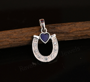 Pendentif unisexe en argent 925 avec serti en forme de cœur de 5 mm en lapis-lazuli, design fer à cheval, pavé de zirconiums cubiques, best-seller. - Product Image 1