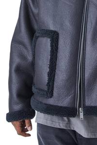 Veste en cuir noir pour homme, style aviateur, avec col en fourrure, sangles à boucles et doublure en polaire chaude - Product Image 5