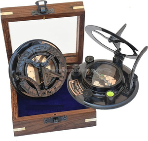 Boussole en laiton antique personnalisée Sdial nautique gravé cadeau vintage dans une boîte en bois poche transportant pour le camping randonnée voyage - Product Image 1