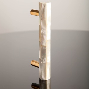 Tirador de Mueble con Incrustaciones de Nácar, Acabado en Latón Dorado, Tirador Decorativo para Puerta, Herraje para Muebles - Product Image 1