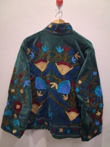 Abrigo de terciopelo artesanal de lujo con bordado floral vintage para mujer, chaqueta de moda estilo bohemio. - Product Image 3