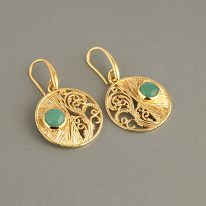 Boucles d'oreilles vintage modernes minimalistes en chrysocolle de forme ronde, pendantes, plaquées or 18 carats, design filigrane en laiton. - Product Image 4