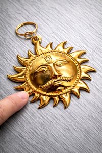 Llavero de Latón con Rostro Solar, Inspirado en el Dios Surya, para Protección, Energía Positiva y Uso Diario - Product Image 4