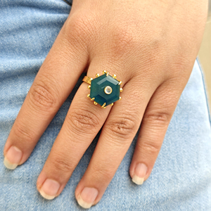 Bague ajustable en laiton plaqué or 18 carats avec apatite et jade sertis à griffes, motif hexagonal géométrique, ornée de zircons blancs, style créateur, ouverte et perlée - Product Image 4