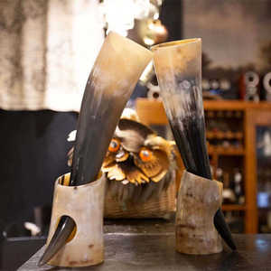 Cuerno Vikingo Personalizado para Beber, con Soporte de Madera |   Jarra de cerveza de cuerno de buey auténtico pulido y grabado a medida - Product Image 5