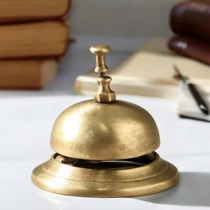 Cloche de table en métal bicolore au design élégant, cloche à main stylée pour la réception d'hôtel, le service de restaurant, la décoration intérieure et les cadeaux - Product Image 6