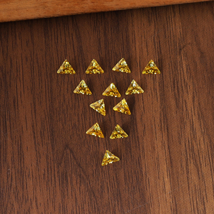 Piedras Preciosas Sueltas de Circonio Sintético con Corte Triangular en Morado, Amarillo, Rojo y Negro para la Fabricación de Joyas - Product Image 5