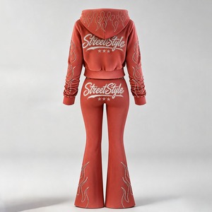 Ensemble de survêtement streetwear rouge personnalisé pour femme avec motif flamme en strass, sweat à capuche court et pantalon évasé - Product Image 3