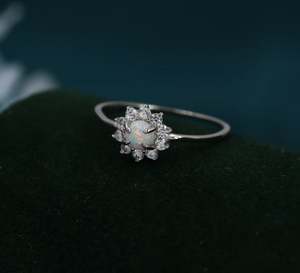 Bague Halo en Opale de Feu CZ en Argent Sterling avec Pierre d'Opale de Laboratoire 4x6mm, Bague en Opale Blanche - Product Image 1